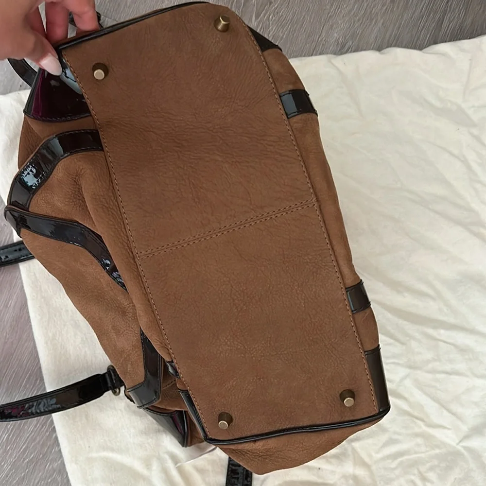 COMPTOIR DES CONTONNIERS CHOCOLATE BROWN SUEDE & PATENT LEATHER TRIM HAN… - Picture 7 of 8